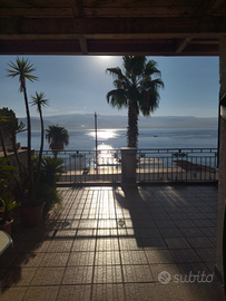 Delizioso bivani con terrazza fronte mare