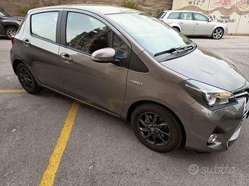 Yaris Hybrid  modello 2017 in garanzia Toyota !