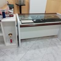Bancone vetrina per negozio con vetro bombato