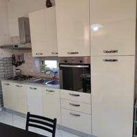 Cucina con un tavolo