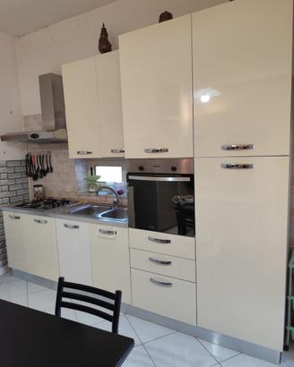 Cucina con un tavolo