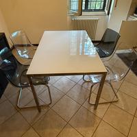 Tavolo in vetro bianco con sedie