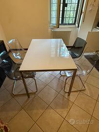 Tavolo in vetro bianco con sedie