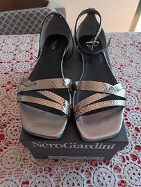Sandali Nero Giardini color argento motivo simil v