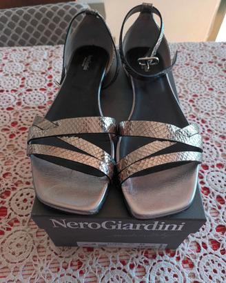 Sandali Nero Giardini color argento motivo simil v