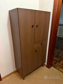 Mobile in legno con ripiani e cassetti