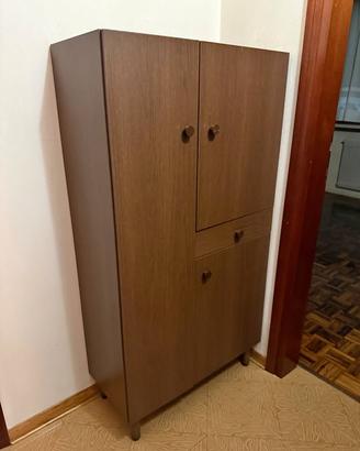 Mobile in legno con ripiani e cassetti