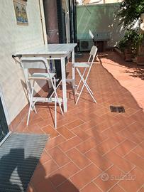 tavolo e 6 sedie a sgabello 