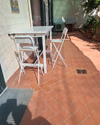 tavolo e 6 sedie a sgabello 