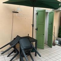 Ombrellone e tavolo con sedie