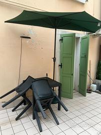 Ombrellone e tavolo con sedie