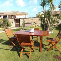 Tavolo in legno con sedie 