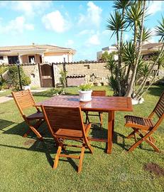 Tavolo in legno con sedie 