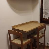Tavolino da cucina con mensola e sgabelli