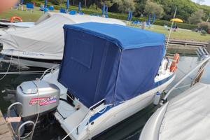 Barca a motore e carrello