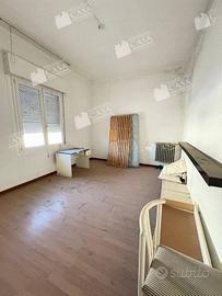 Attività / Licenza di 300 m² con più di 5 locali a