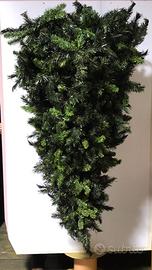 Vari alberi di natale artificiali capovolti