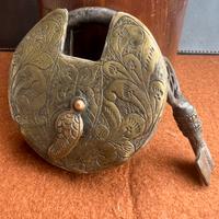 Antico lucchetto a ruota rivettato e decorato