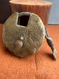 Antico lucchetto a ruota rivettato e decorato