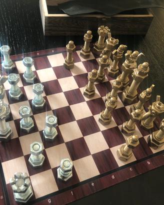 Scacchiera  artistica con bulloni originale