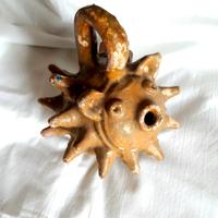 Riccio apotropaico/brocca in ceramica smaltata