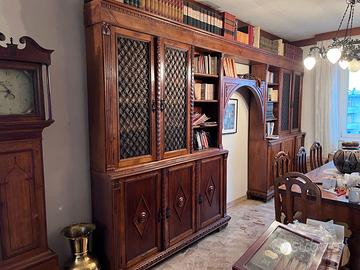 Libreria in legno massello intagliato