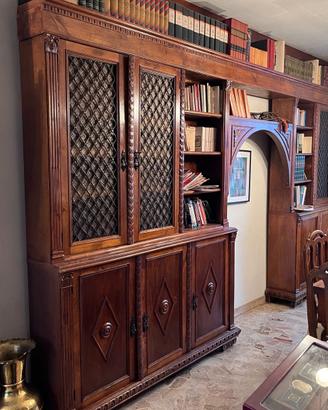 Libreria in legno massello intagliato