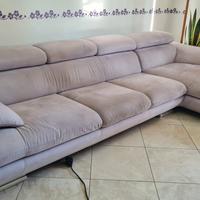 Divano arredo tre posti più chaise longue.