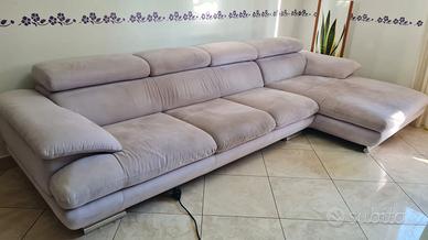 Divano arredo tre posti più chaise longue.