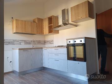 Cucina Gruppo Lube con tavolo e sedie 