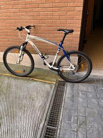 Mountain  bike Specialized Hardrock Sport, us