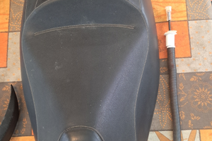 Ricambi, tra i quali sella PIAGGIO MP3