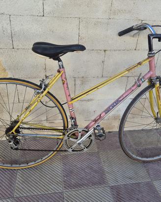 Bicicletta rosa vintage