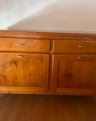 Credenza in legno con cassetti