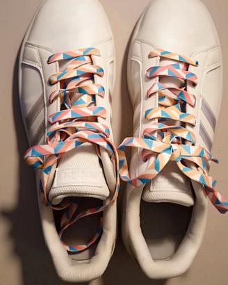 Sneakers Adidas  Grand Court con lacci a fantasia 