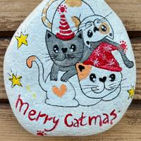 Sassi dipinti a mano con gatti