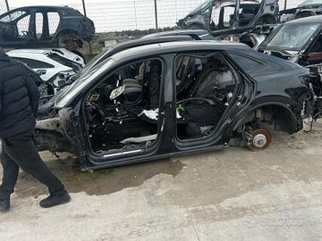 SCOCCA LATERALE, TETTO, PUNTE ,TAGLIATA AUDI Q3 SP