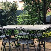 tavolo in granito con struttura in ferro battuto