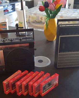 Mangiacassette e radio portatile 