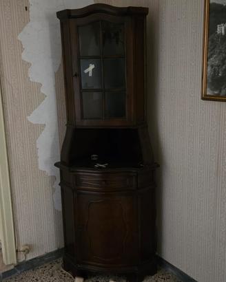 Divano,tavolo con sedie, mobili