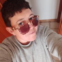 Banconista cameriera presso bar