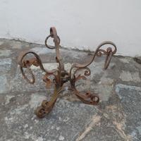 PORTAVASO A TRE PIEDI IN FERRO BATTUTO
