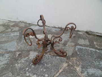 PORTAVASO A TRE PIEDI IN FERRO BATTUTO