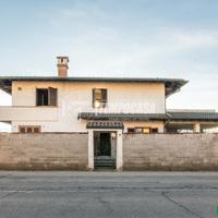 VILLA SINGOLA CON GIARDINO E BOX