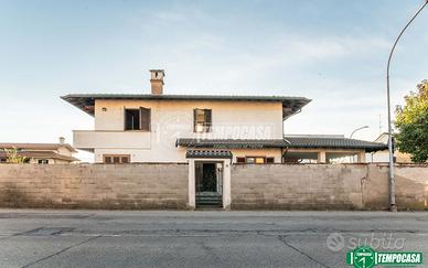 VILLA SINGOLA CON GIARDINO E BOX