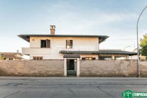 VILLA SINGOLA CON GIARDINO E BOX