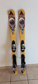 Un paio di sci usati pochissimo. 