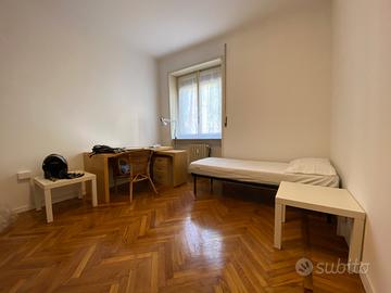 Stanza arredata in città studi