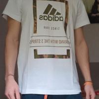 T shirt Adidas con stampa grande