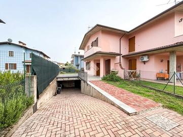 VILLA A SCHIERA D'ANGOLO A AZZANO MELLA